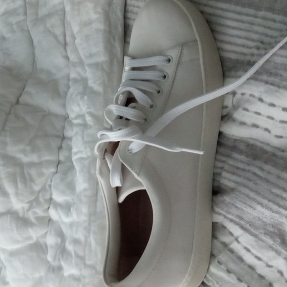 Stuart Weitzman - Picture 4 of 8